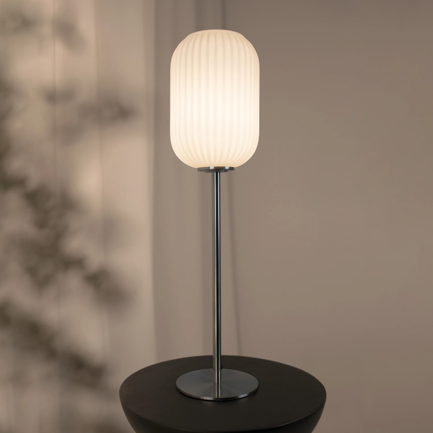 Markslöjd Lampe à Poser Cava, Abat-jour Verre Opale Rainuré 4 Markslöjd Lampe à Poser Cava, Abat-jour Verre Opale Rainuré – Image 2