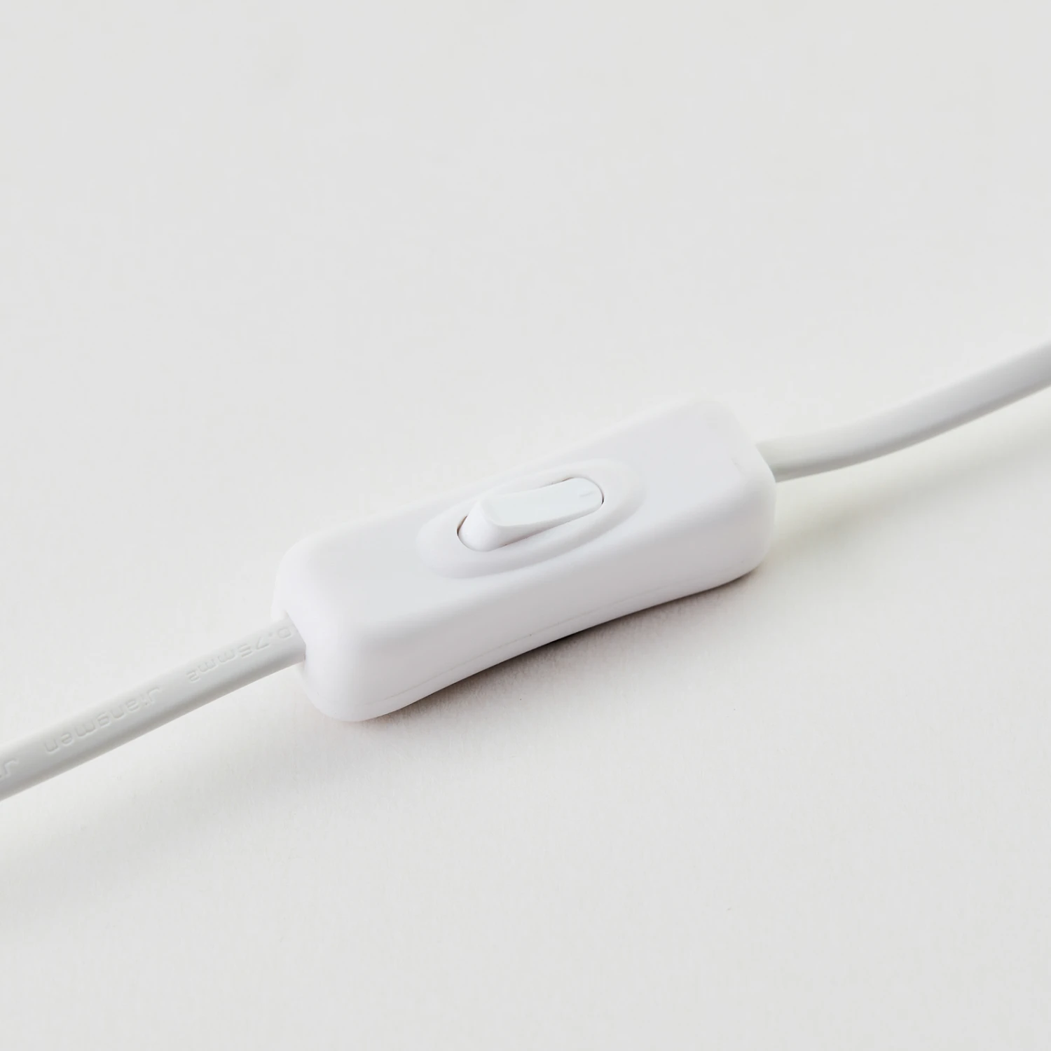 BRILLIANT Lampe De Table Ilysa, Tissu Gris, Céramique Blanc 7 BRILLIANT Lampe De Table Ilysa, Tissu Gris, Céramique Blanc – Image 5