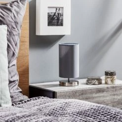 BRILLIANT Lampe à Poser Clarie Avec Abat-jour Tissu Gris 13 BRILLIANT Lampe à Poser Clarie Avec Abat-jour Tissu Gris -Sélectionnez Les Magasins D'Éclairage 1508859 2