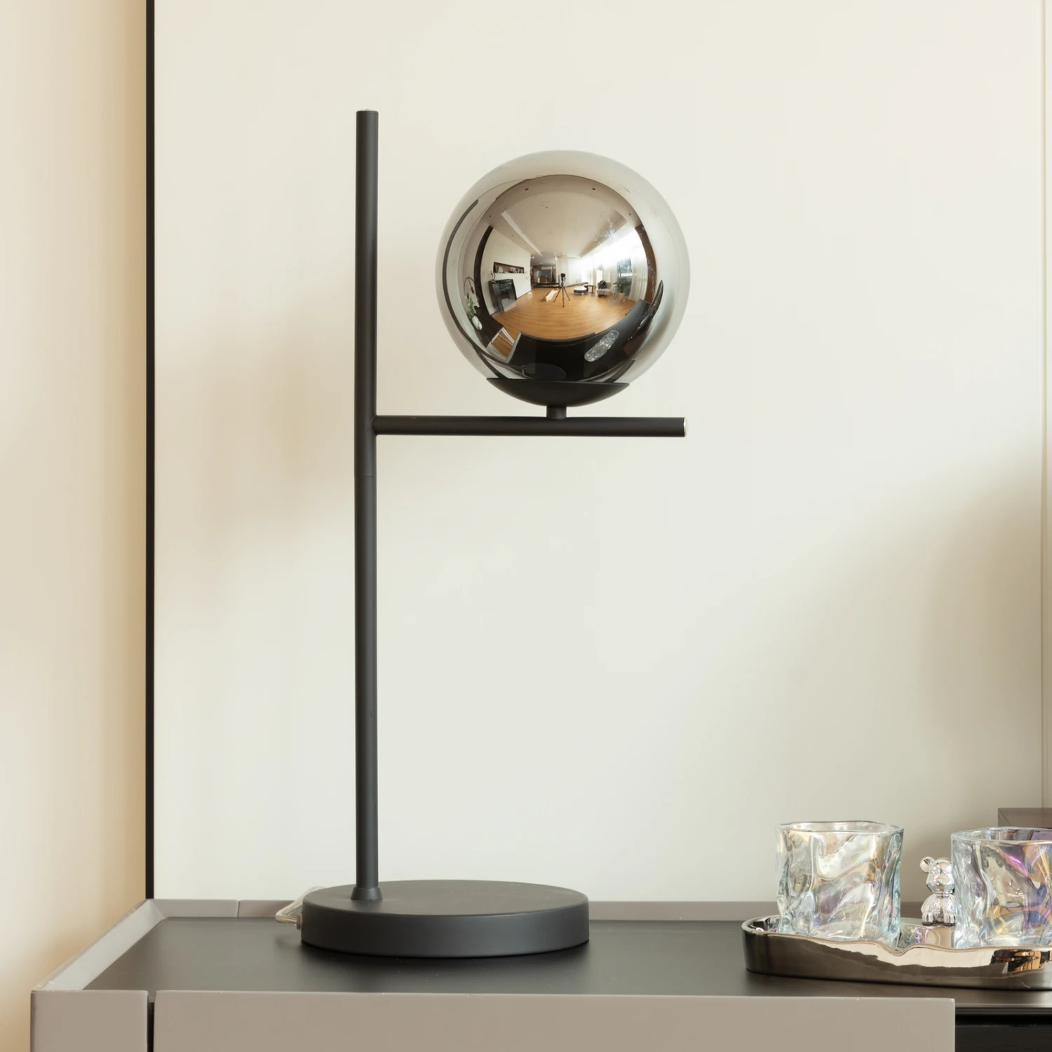 Lindby Denva Lampe à Poser Verre Fumé Sphère Grise 4 Lindby Denva Lampe à Poser Verre Fumé Sphère Grise – Image 2